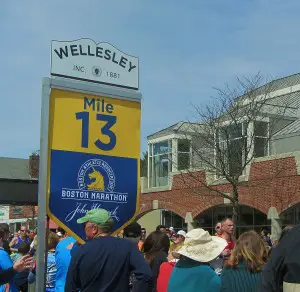 boston marathon halfway point in wellesley