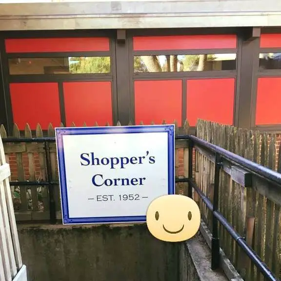 Shoppers Corner, Wellesley