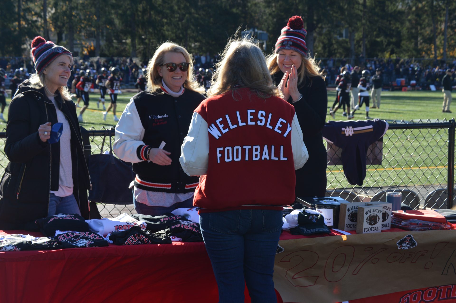 Wellesley Rotary hosts Raiders & Rockets before Thanksgiving football game  - The Swellesley Report
