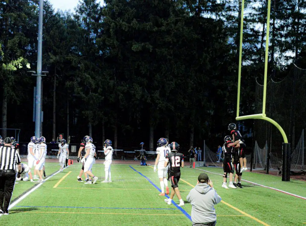 Raiders celebrate Bobby Shanahan's TD to give Raiders a 2 touchdown halftime lead