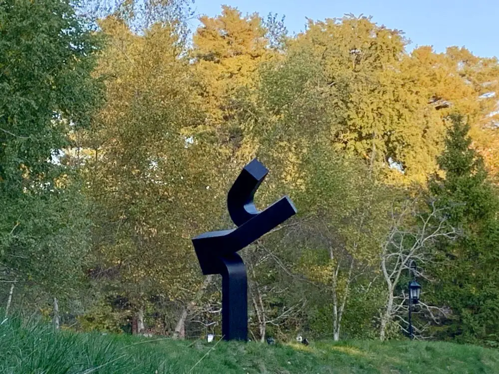 Wellesley College, outdoor art, Meadmore sculpture