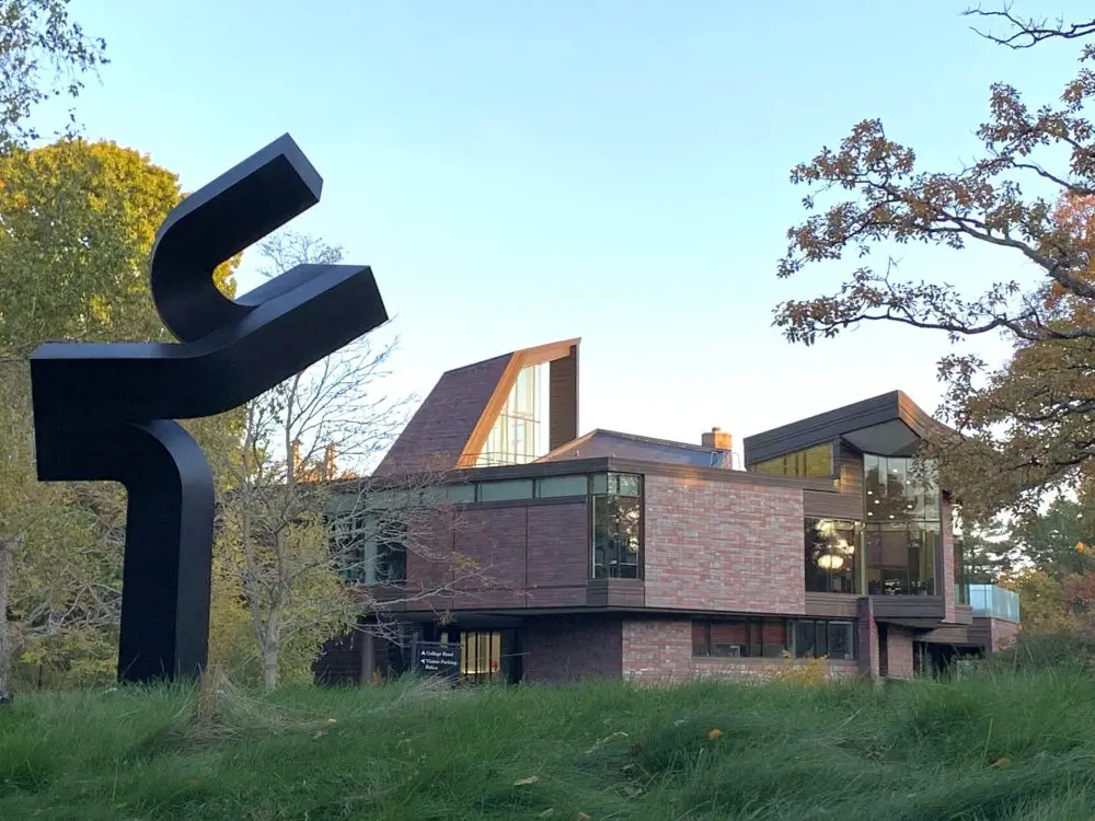 Wellesley College, outdoor art, Meadmore sculpture