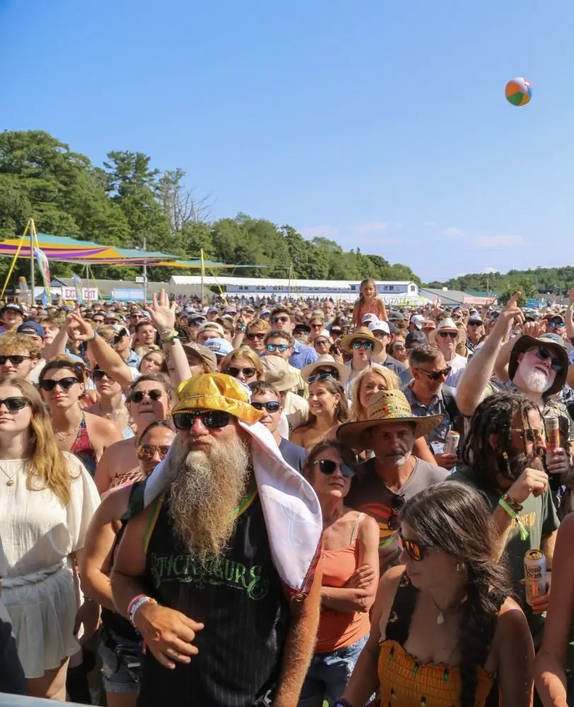 Levitate Crowd